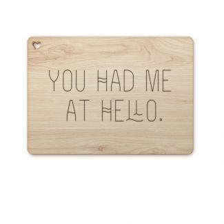 Postkarte aus Holz mit den eingravierten Worten "You had me at Hello." Handgefertigt in der Waldviertler Lichtbrennerei, Grußkarte, Spruchkarte, Design aus Österreich